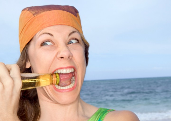 啤酒开瓶器原理（5种快速开啤酒瓶盖方法分享）