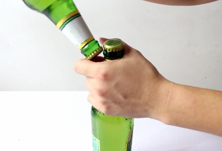 啤酒开瓶器原理（5种快速开啤酒瓶盖方法分享）