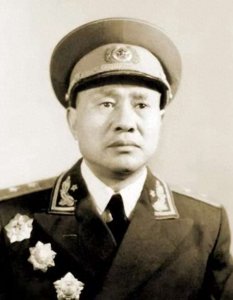 ​惊人的一生：胡奇才中将——从贫苦农家到中将的传奇之路。