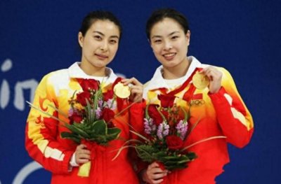 ​吴敏霞晒一家四口全家福！39岁生了两娃身材依然傲人，年入超千万