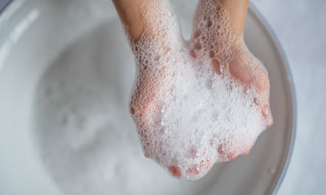 用酒精洗手液洗脸会有什么害处吗