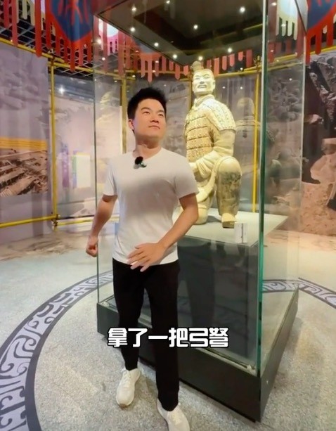 董宇辉在逃兵马俑身份实锤了 发掘现场自嘲:我当时是在这里埋着的!