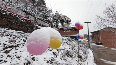 ​四川多地加入下雪群聊，已有网友秀出雪人