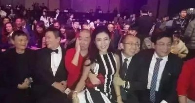 ​苏芒坐大腿事件，韩三平玩的女明星