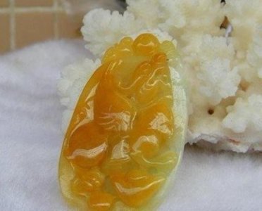 ​翡翠黄翡分几种黄?价值最高的黄翡颜色你猜到了吗?