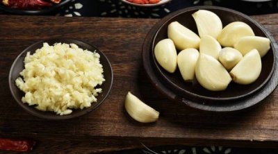 ​大蒜白酒要多久才能喝(白酒泡大蒜泡多久可以吃)