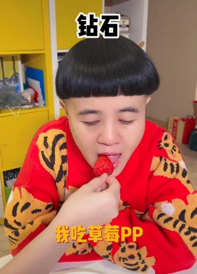 金龟子主持人图片(金龟子被女儿宠成公主)