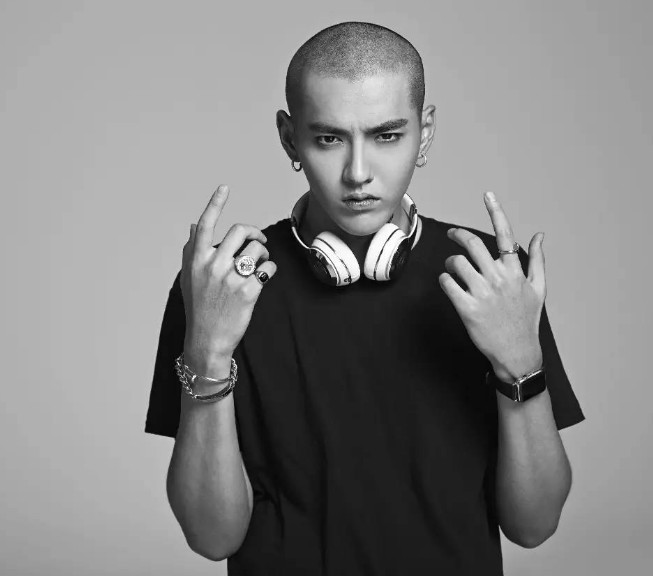 网曝吴亦凡多项不法行为(吴亦凡到底出什么事了)