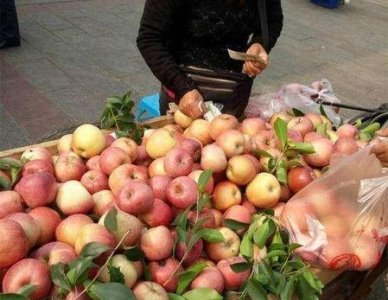 ​路边卖水果挣钱吗视频(路边摊卖水果利润怎么样)