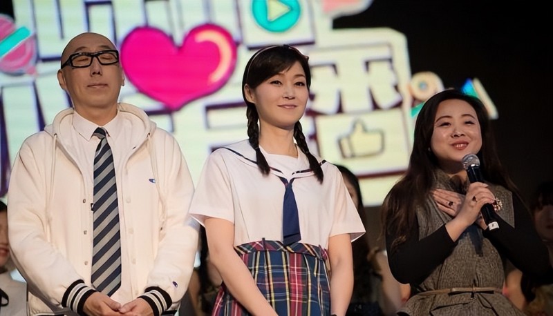 万绮雯多年没啥变化(穿白色学生装扎俩麻花辫看着好可爱)