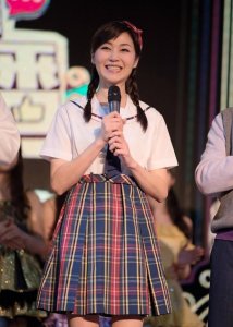 ​万绮雯多年没啥变化（穿白色学生装扎俩麻花辫看着好可爱）