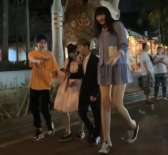 情侣最萌身高差(1米6小伙牵手“巨人女友”逛街)