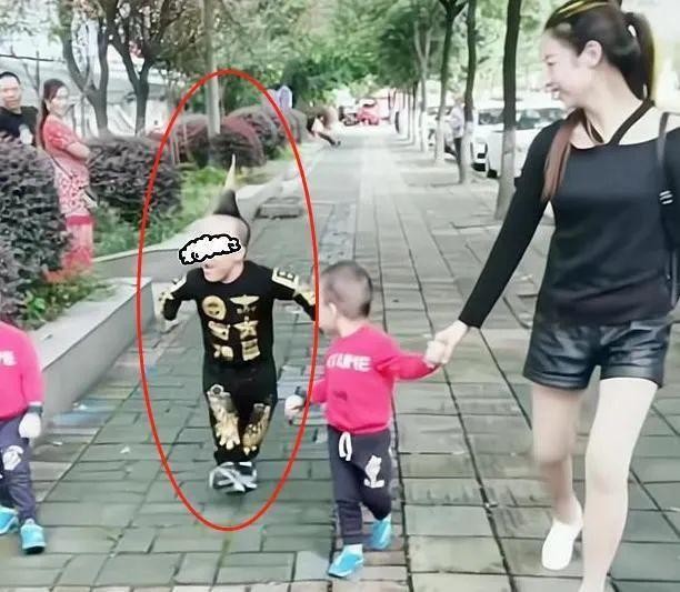 情侣最萌身高差(1米6小伙牵手“巨人女友”逛街)