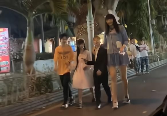情侣最萌身高差(1米6小伙牵手“巨人女友”逛街)
