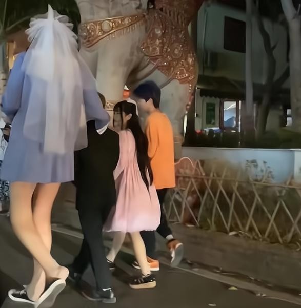 情侣最萌身高差(1米6小伙牵手“巨人女友”逛街)