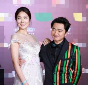 ​情侣最萌身高差（1米6小伙牵手“巨人女友”逛街）