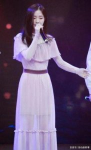 ​郭沁坐上舞台，双腿却无法动弹，原因引人关注