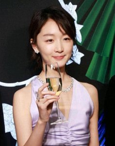 ​为了资源，主动献身幕后大佬，扒一扒周冬雨的上位史