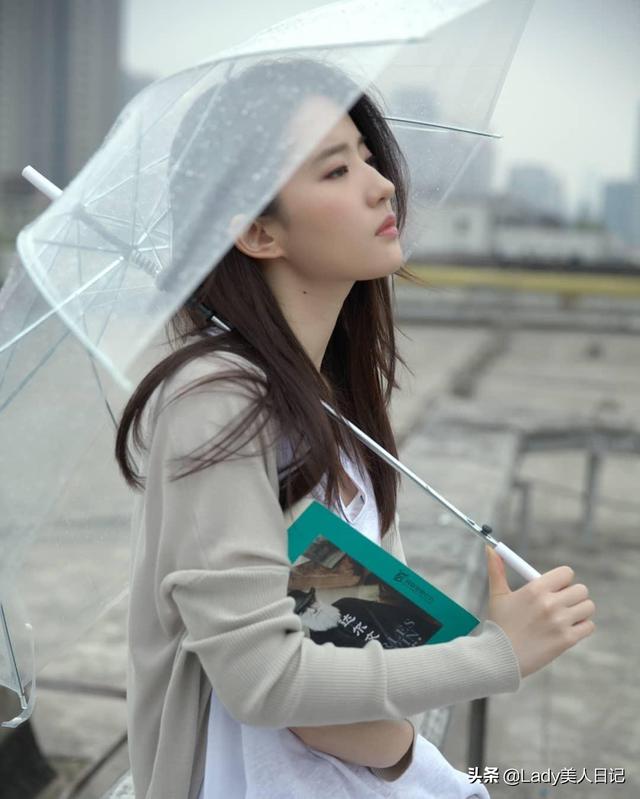 神仙姐姐刘亦菲5张美照（神仙姐姐刘亦菲的日常写真）(8)