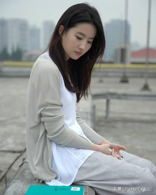 神仙姐姐刘亦菲5张美照（神仙姐姐刘亦菲的日常写真）(5)