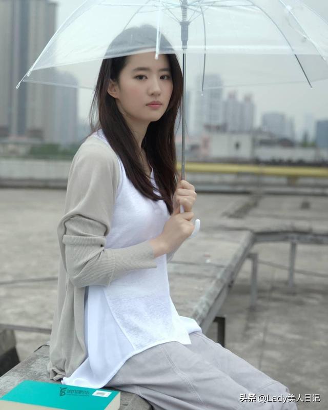 神仙姐姐刘亦菲5张美照（神仙姐姐刘亦菲的日常写真）(7)