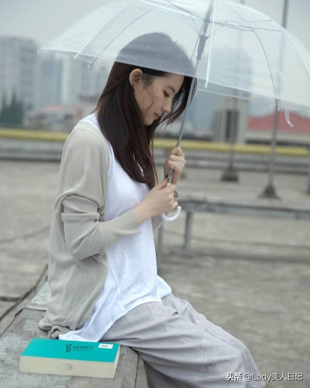 神仙姐姐刘亦菲5张美照（神仙姐姐刘亦菲的日常写真）(2)