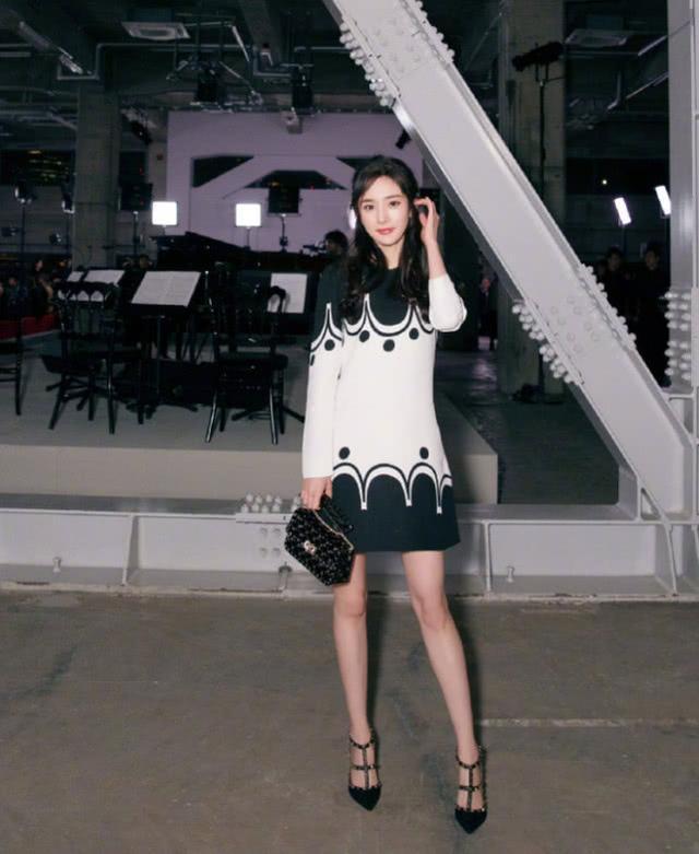 有一种鞋叫杨幂的高跟鞋，全靠脚趾头支撑，网友：换别人肯定摔跤