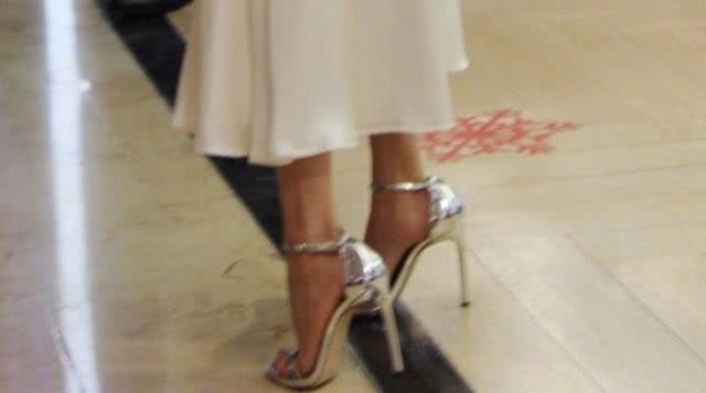 有一种鞋叫杨幂的高跟鞋，全靠脚趾头支撑，网友：换别人肯定摔跤