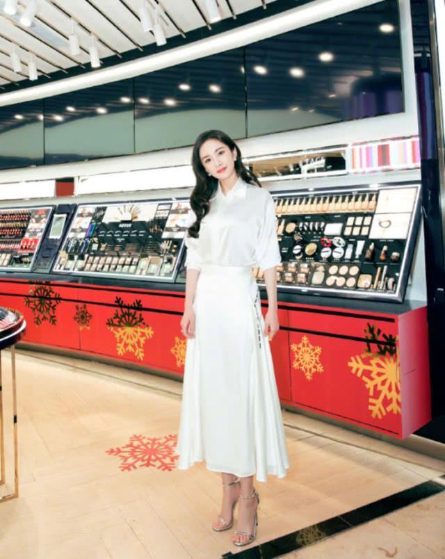 有一种鞋叫杨幂的高跟鞋，全靠脚趾头支撑，网友：换别人肯定摔跤