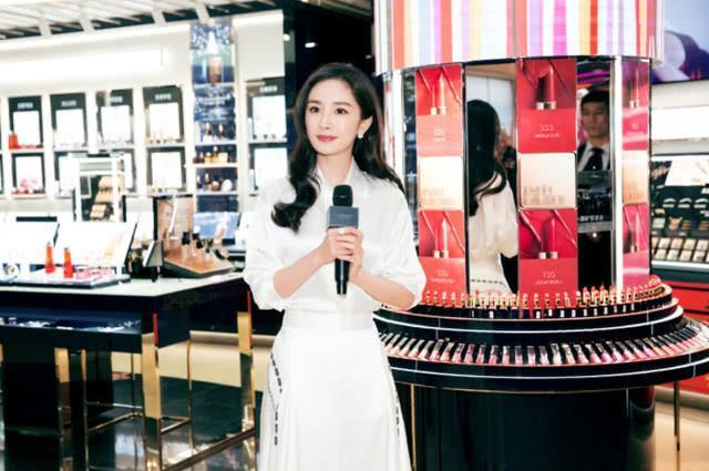 有一种鞋叫杨幂的高跟鞋，全靠脚趾头支撑，网友：换别人肯定摔跤