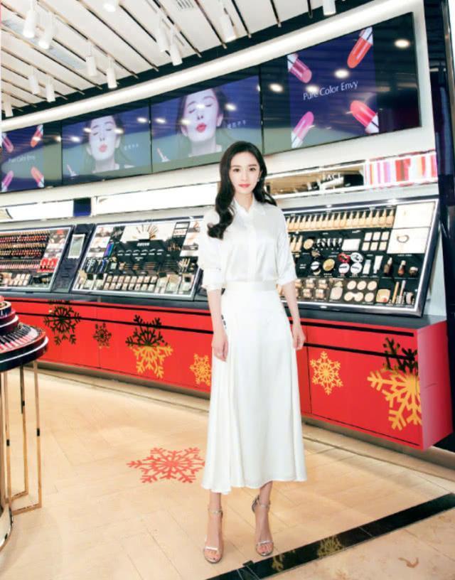 有一种鞋叫杨幂的高跟鞋，全靠脚趾头支撑，网友：换别人肯定摔跤