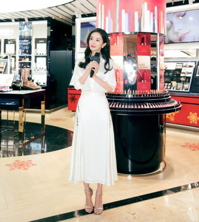 有一种鞋叫杨幂的高跟鞋，全靠脚趾头支撑，网友：换别人肯定摔跤