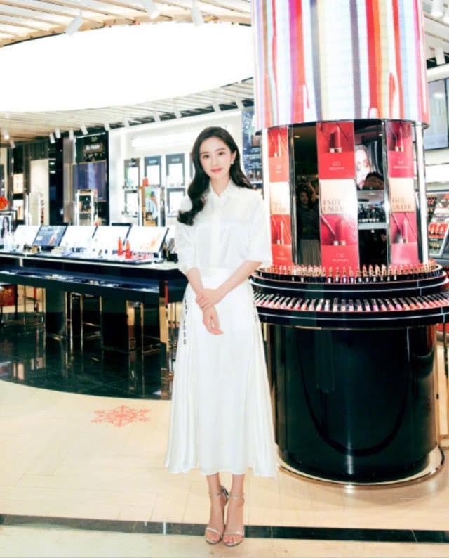 有一种鞋叫杨幂的高跟鞋，全靠脚趾头支撑，网友：换别人肯定摔跤