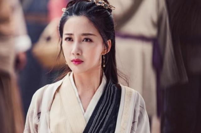 她是新《倚天屠龙记》殷素素，千娇百媚秀雅绝俗，气质艳压黄圣依