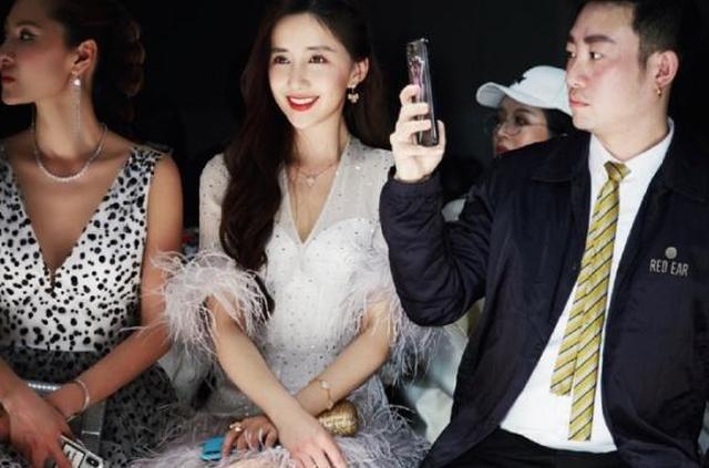 她是新《倚天屠龙记》殷素素，千娇百媚秀雅绝俗，气质艳压黄圣依