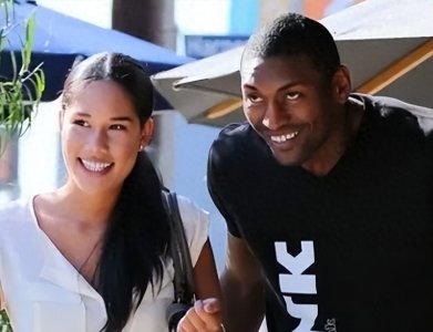 ​中国女歌手爱上外籍黑人，同居后被家暴至肛裂，如今40岁无人敢娶