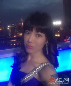 ​何奕恋和黑人大叔事件怎么回事这位辣妈有个儿子