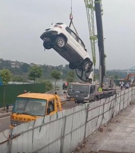 ​简阳司机故意开车坠江（益阳沅江一小车坠河致3死2伤）