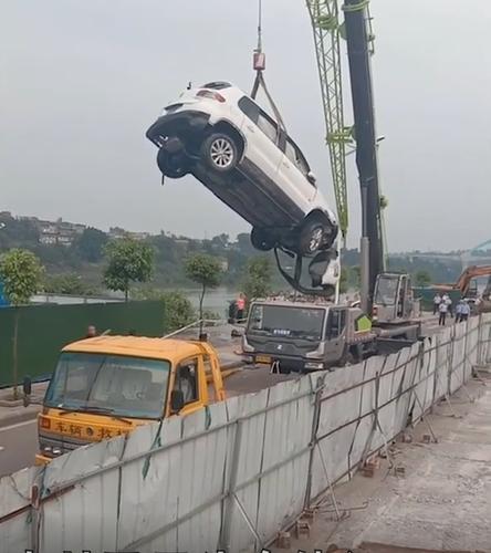 简阳司机故意开车坠江（益阳沅江一小车坠河致3死2伤）