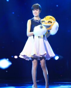 ​蒙面唱将猜猜猜哈哈一笑很倾城是谁 歌声就猜测出了她的身份