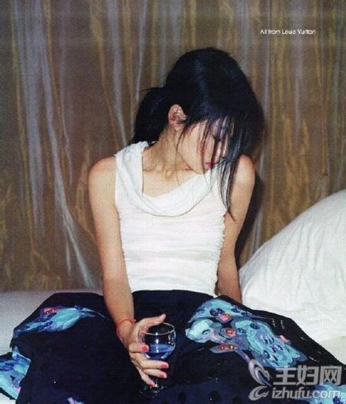 王菲2001年写真旧照曝光 造型前卫神情慵懒