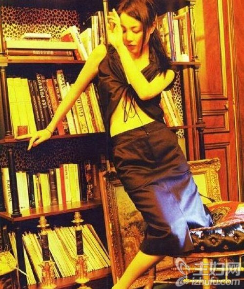 王菲2001年写真旧照曝光 造型前卫神情慵懒