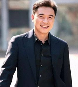 ​演员张晞临：“作假”考入上戏，娶小十多岁娇妻，50岁才做爸爸