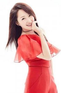 ​杨钰莹出席“拼盘”演唱会，风头被抢，与过气歌手及草根歌手相比略显逊色