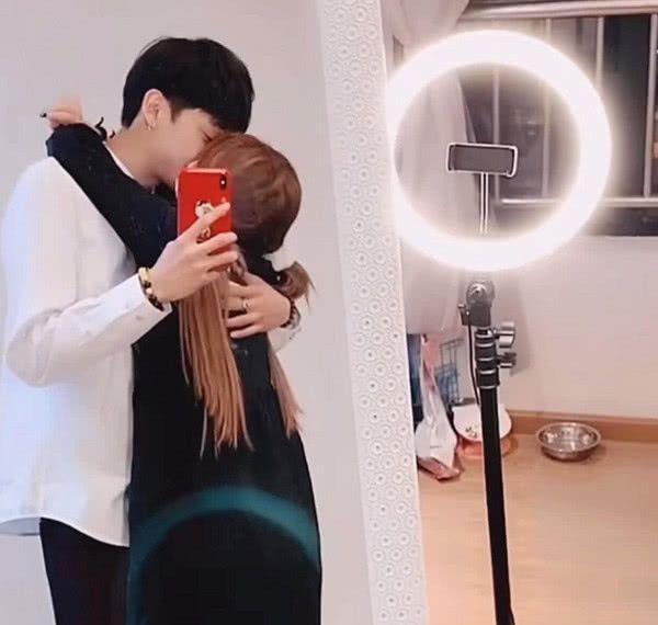 杨清柠跟毛宸宸拥吻,却意外暴露“情侣纹身”