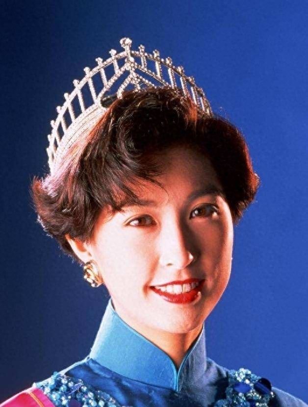 郭蔼明：最才貌俱佳的港姐冠军，回眸一笑百媚生