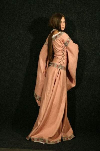 哥特时期服装风格（中世纪哥特式服装风格）(6)