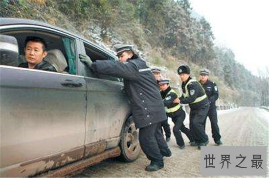 史上最牛交警，执勤环境有多危险你绝对想象不到！