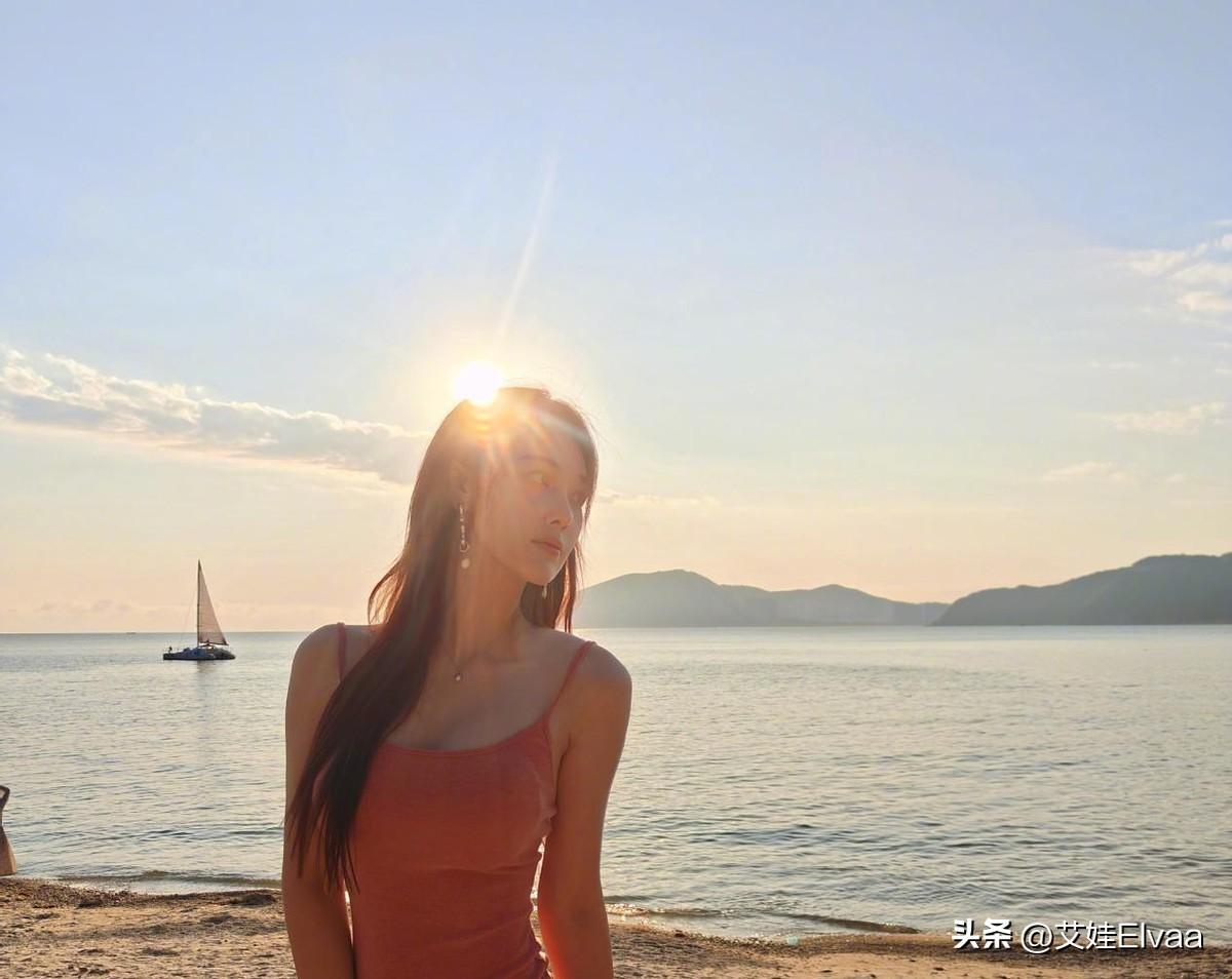 “军嫂”张馨予真嫁给爱情!海边度假穿着性感,老公镜头下似少女