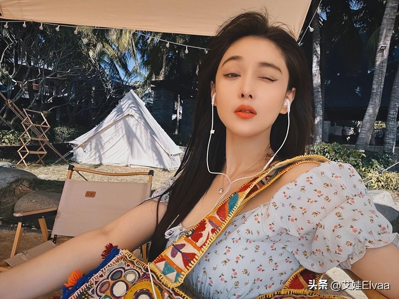 “军嫂”张馨予真嫁给爱情!海边度假穿着性感,老公镜头下似少女